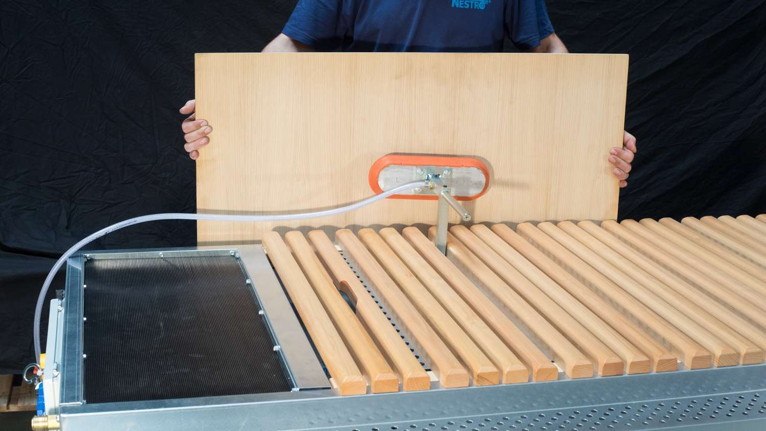 Mesas de lijado con aspiración para trabajar la madera | Nestro