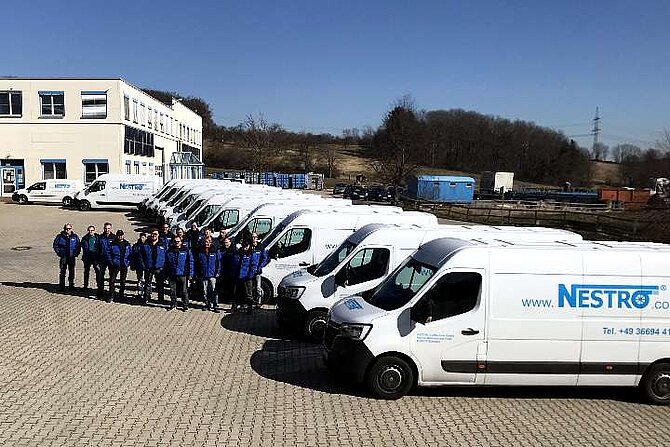 Nuestros instaladores frente a sus vehículos de servicio Nuestros instaladores frente a sus vehículos de servicio