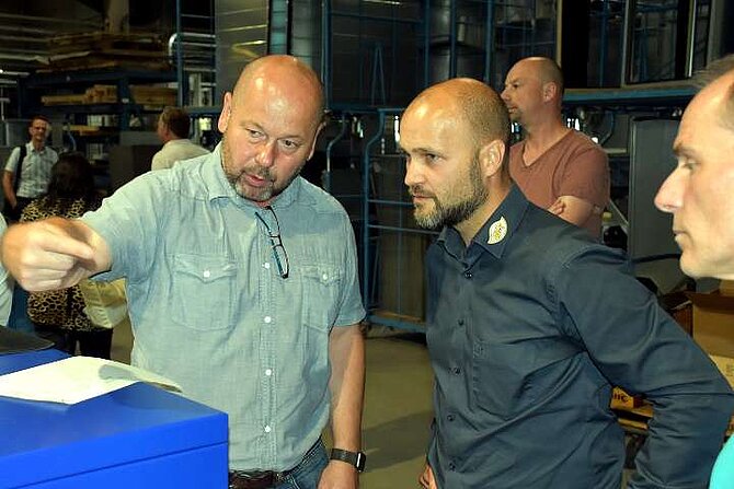 Betriebsleiter Jörg Schäfer stellt die neue Stanz-/Scher-/Biegekombination von Prima Power vor