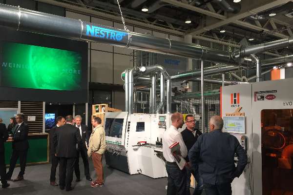 NESTRO saugt auf der HOLZ in Basel WEINIG live ab