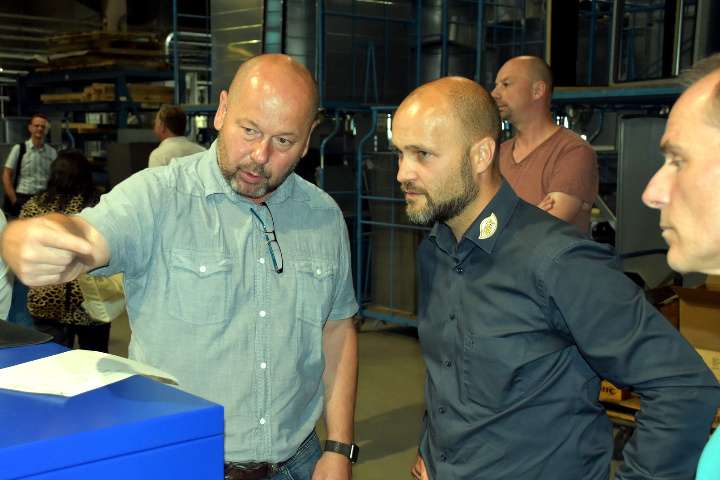 Betriebsleiter Jörg Schäfer stellt die neue Stanz-/Scher-/Biegekombination von Prima Power vor Betriebsleiter Jörg Schäfer stellt die neue Stanz-/Scher-/Biegekombination von Prima Power vor