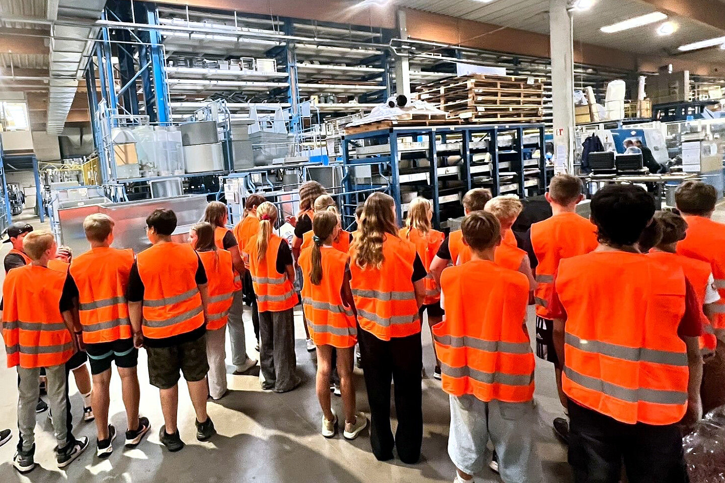Alumnos durante una visita guiada a la planta de producción de NESTRO Lufttechnik en Schkölen